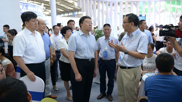 省委副书记毛万春等领导莅临教博会商洛学院展厅视察